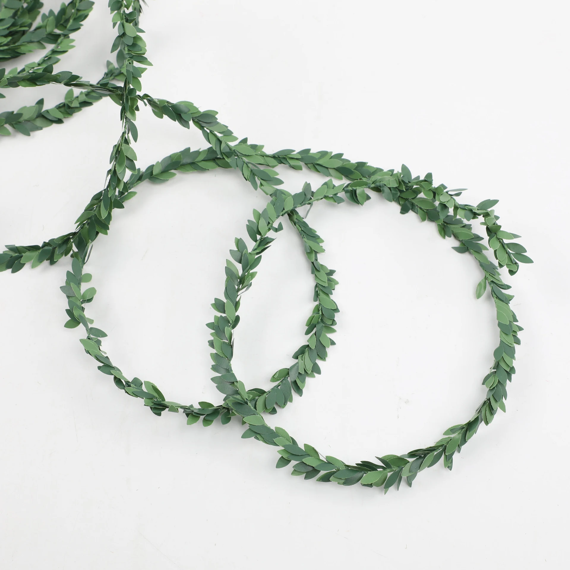 Extended artificial green leaf garland