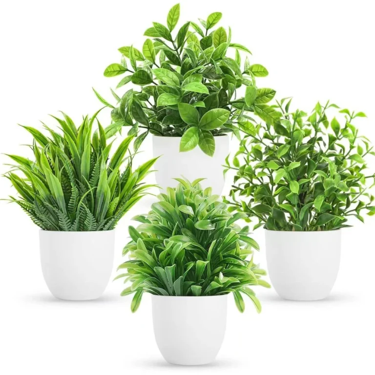 Planta de follaje artificial en maceta